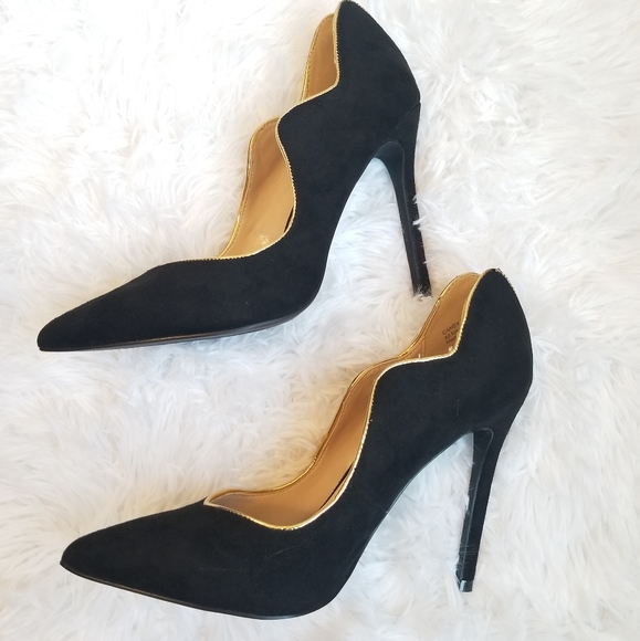 Fashion Nova Shoes - Black and Gold Scalloped Heels/Pumps Size 7